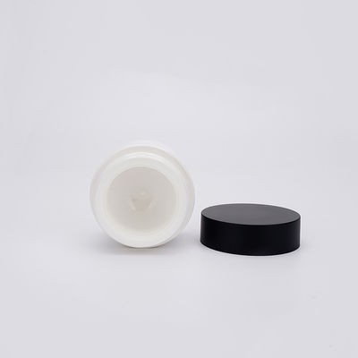 円形のプラスチック化粧品の瓶