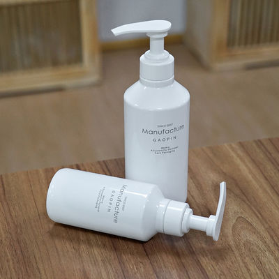 QS白いペット シャンプーはリンスのための300ml 500mlのローション ポンプをびん詰めにする